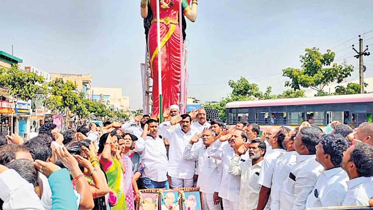 అంబరాన్నంటిన ఆవిర్భావ సంబురం