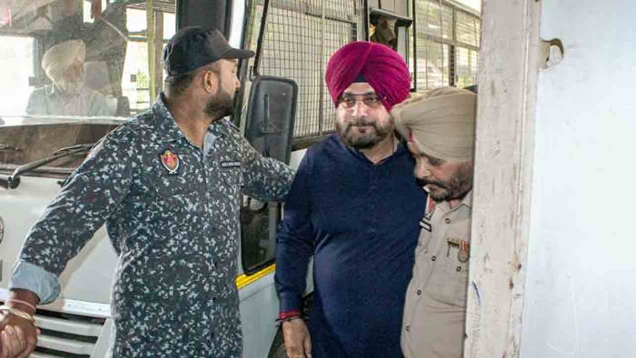 ఆసుపత్రిలో చేరిన కాంగ్రెస్‌ నేత నవజ్యోత్‌ సిద్ధూ