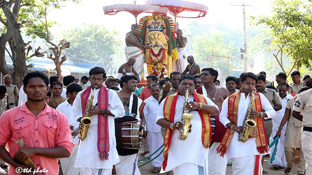 యోగనరసింహుని అలంకారంలో శ్రీవారి అభయం