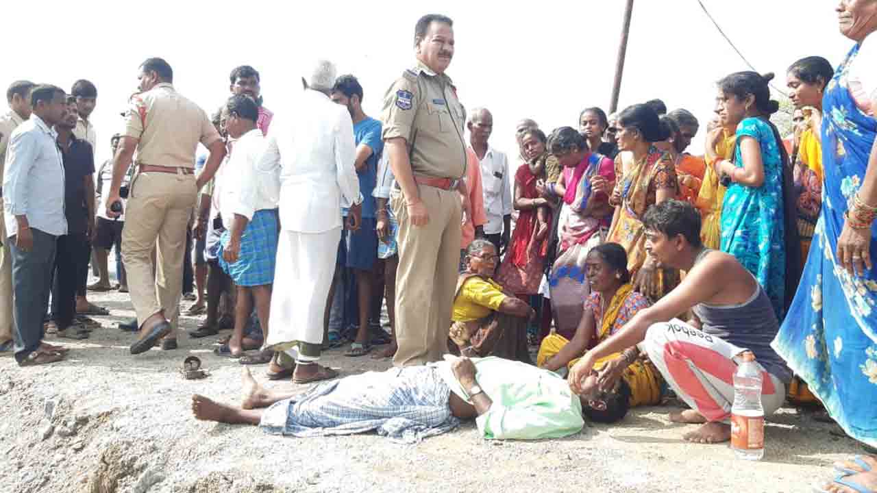 సిరిసిల్లలో విద్యుదాఘతంతో రైతు మృతి