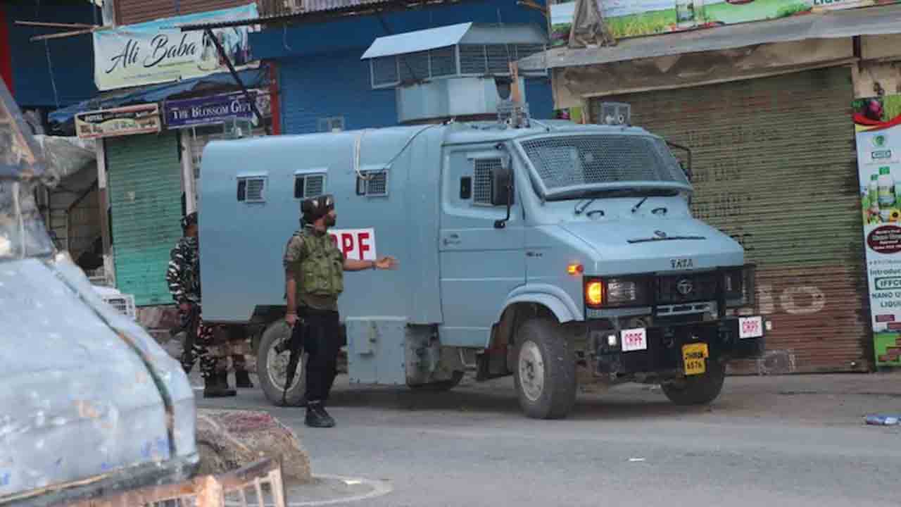 షోపియాన్‌లో పేలుళ్లు.. తీవ్రంగా గాయపడిన ముగ్గురు సైనికులు