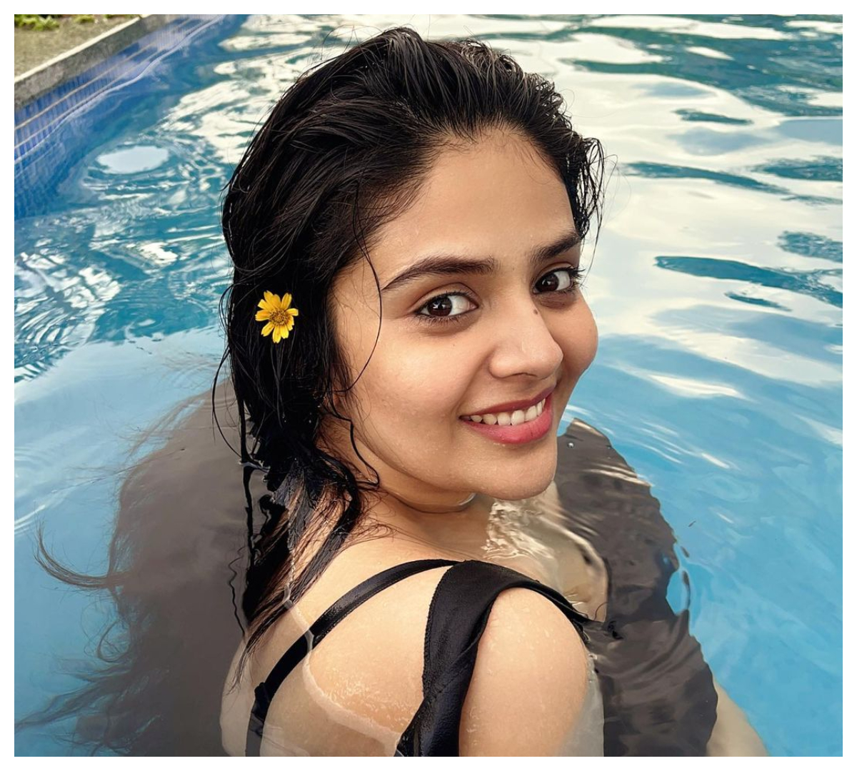 Sreemukhi | స్విమ్మింగ్ పూల్‌లో శ్రీముఖి జలకాలాటలు..