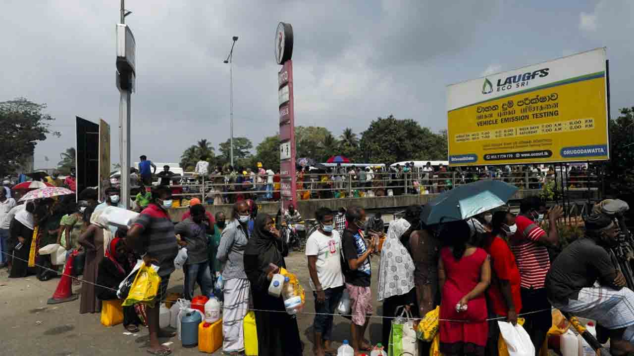 శ్రీలంకలో అడుగంటుతున్న ఇంధనం నిల్వలు.. ఒక్కరోజులోనే ఖాళీ అవుతాయా?