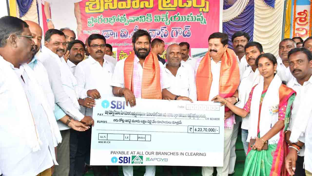 ద‌ళిత బంధు.. 62 మంది ల‌బ్ధిదారుల‌కు రూ. 6 కోట్ల చెక్ పంపిణీ