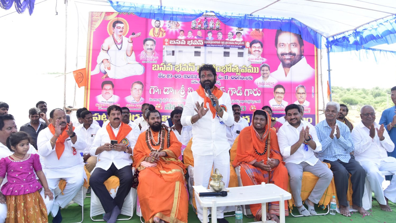 బసవేశ్వరుడి బాటలో నడవాలి