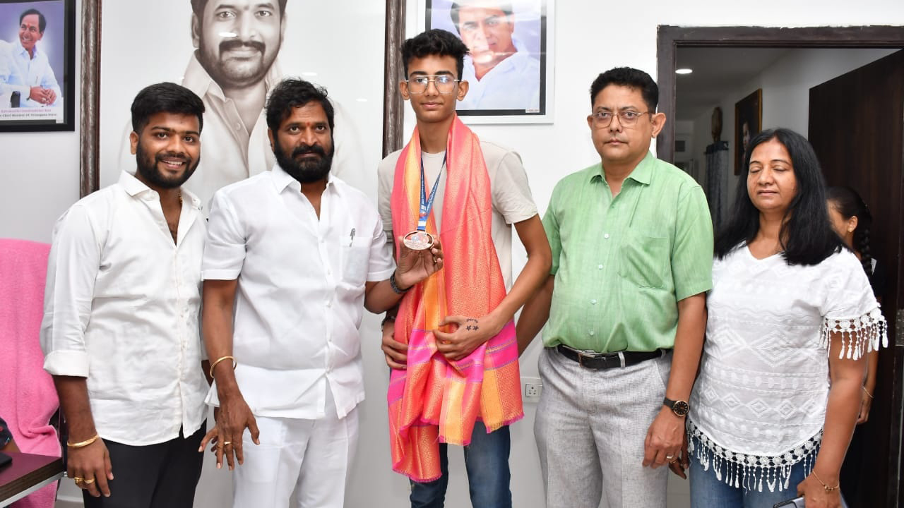 ఆశిర్వాద్‌కు మంత్రి శ్రీనివాస్‌ గౌడ్‌ అభినందన