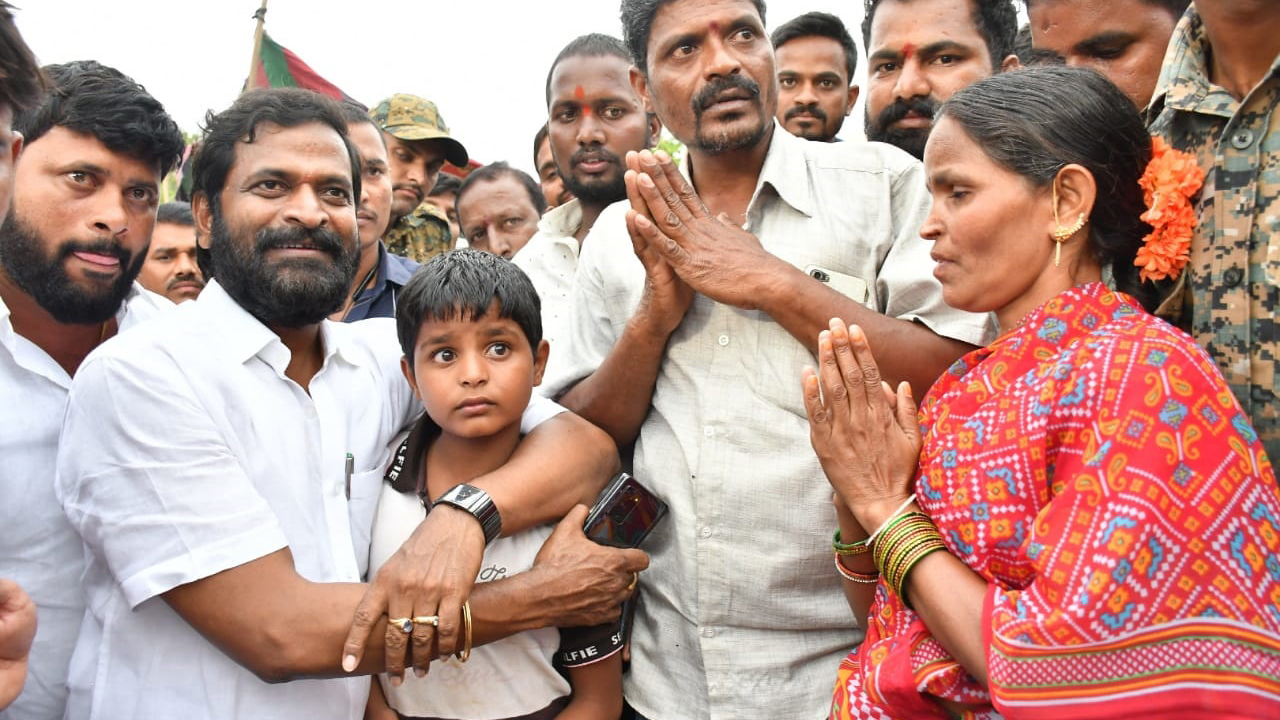 బాలుడికి మంత్రి శ్రీనివాస్‌గౌడ్‌ చేయూత