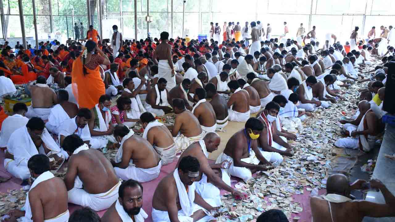 శ్రీశైల మల్లన్న ఆలయానికి రూ.4కోట్ల ఆదాయం