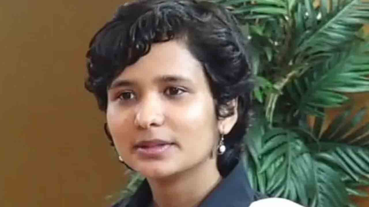 సివిల్స్‌ టాపర్‌కు 54.56% మార్కులు