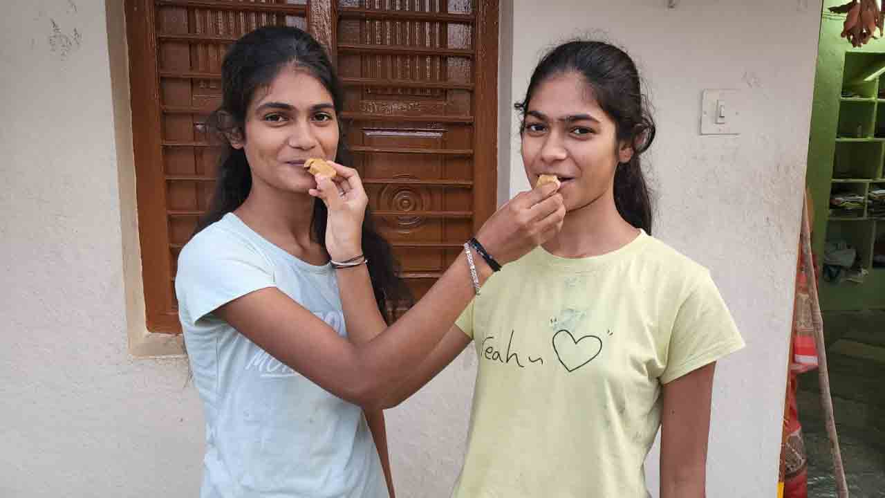 ఇంటర్‌లో మెరిసిన అక్కాచెల్లి