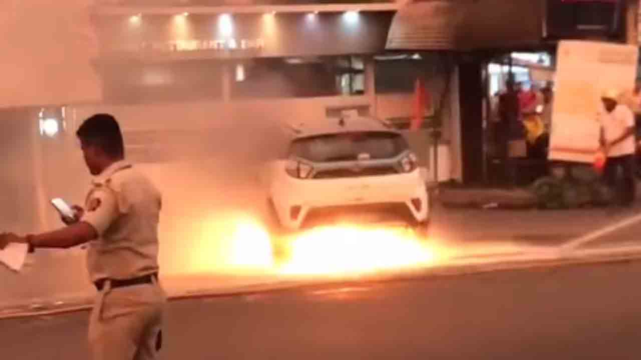 ఎలక్ట్రిక్‌ కారులో మంటలు.. సోషల్‌ మీడియాలో వీడియో వైరల్‌