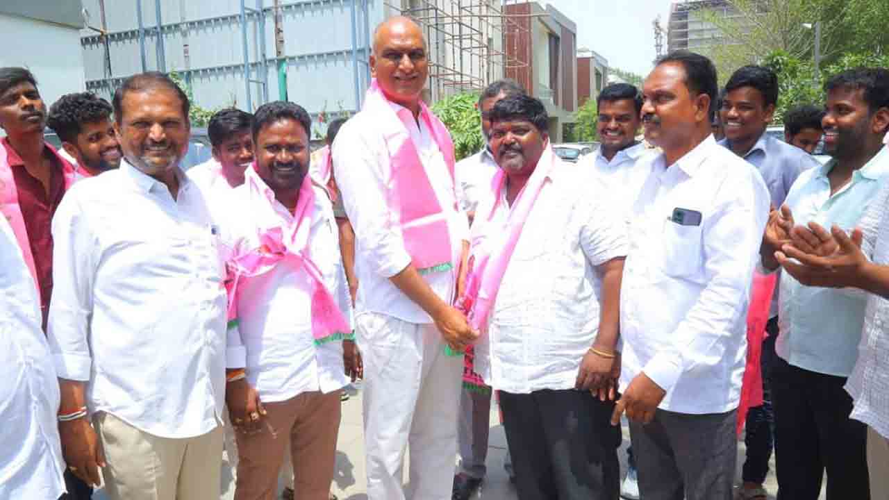 టీఆర్ఎస్‌లోకి బీజేపీ, కాంగ్రెస్ లీడ‌ర్స్.. ఆహ్వానించిన హ‌రీశ్‌రావు