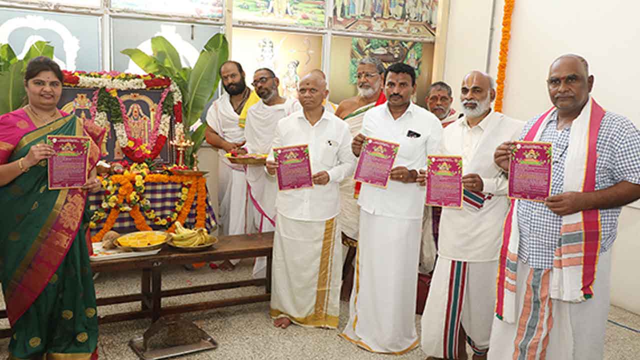 క‌ల్యాణ‌మ‌స్తుకు ముహూర్తం ఖరారు.. దరఖాస్తులు ఆవిష్కరించిన టీటీడీ ఈఓ