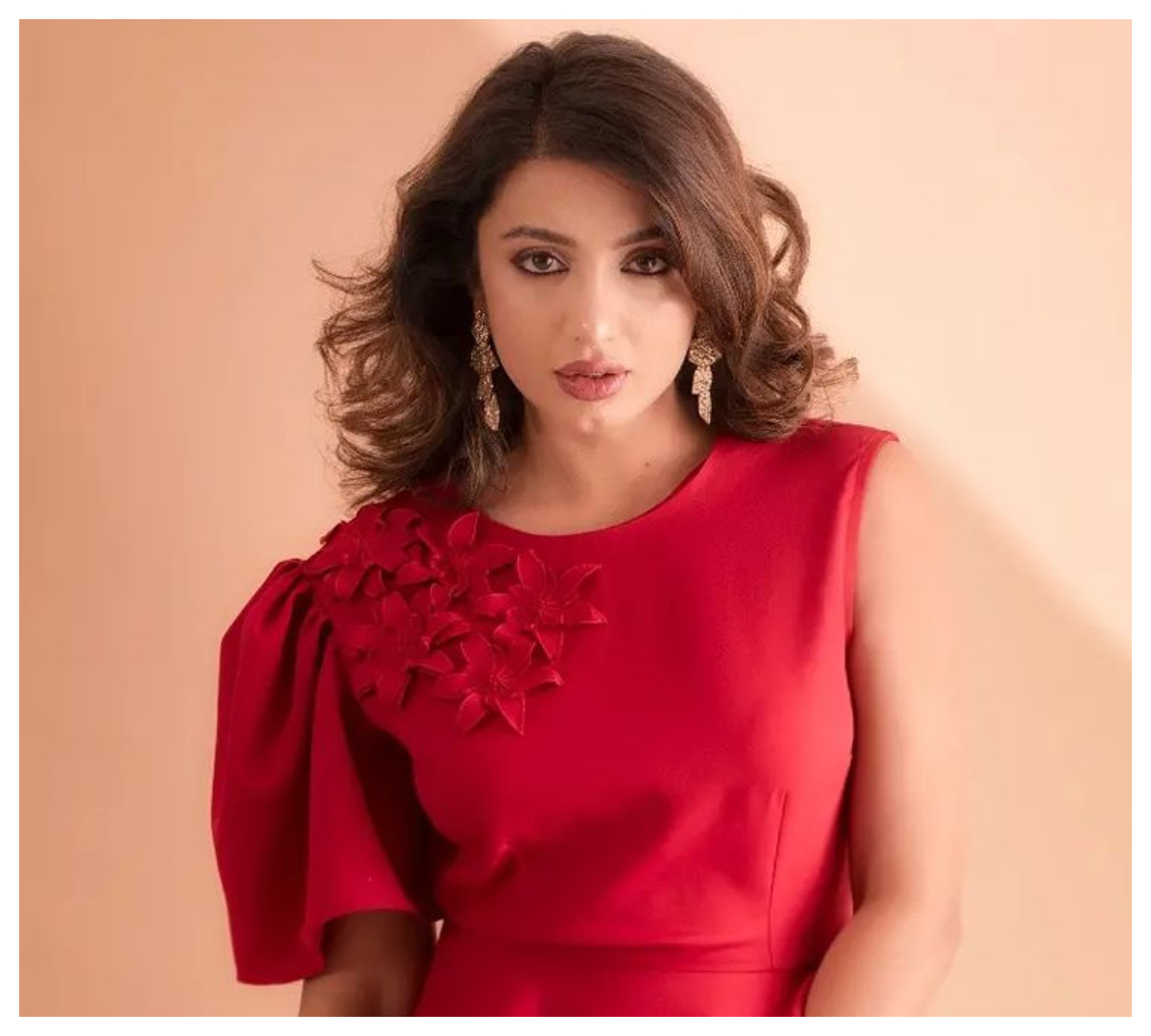 Tejaswi Madivada | రెడ్ క‌ల‌ర్ డ్రెస్‌లో వ‌య్యారాలు ఒల‌క‌బోస్తున్న తేజస్వి మదివాడ..