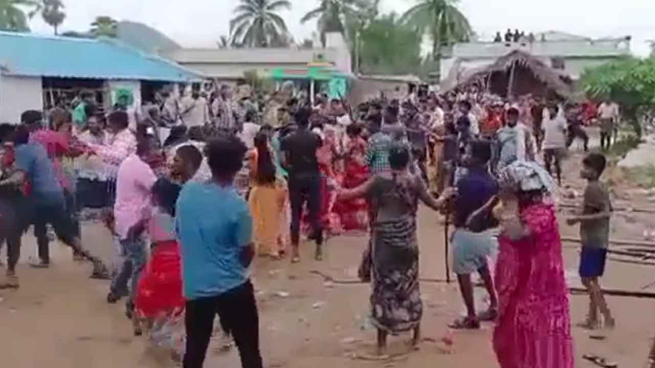 రెండు వర్గాల మధ్య ఘర్షణ.. మల్యాడలో ఉద్రికత