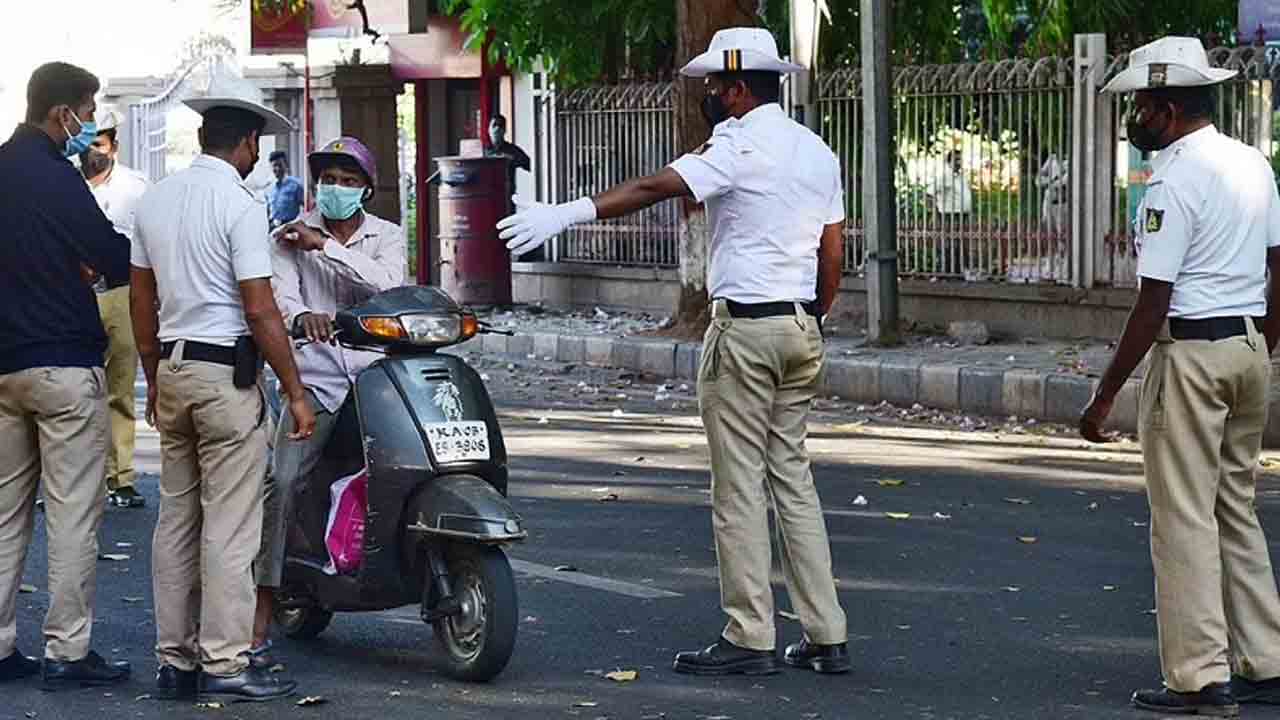 Crime News | ఒక్క చక్రంపై బైక్ నడిపిన యువకులు.. కేసు పెట్టి బైక్ ఎత్తుకెళ్లిన పోలీసులు