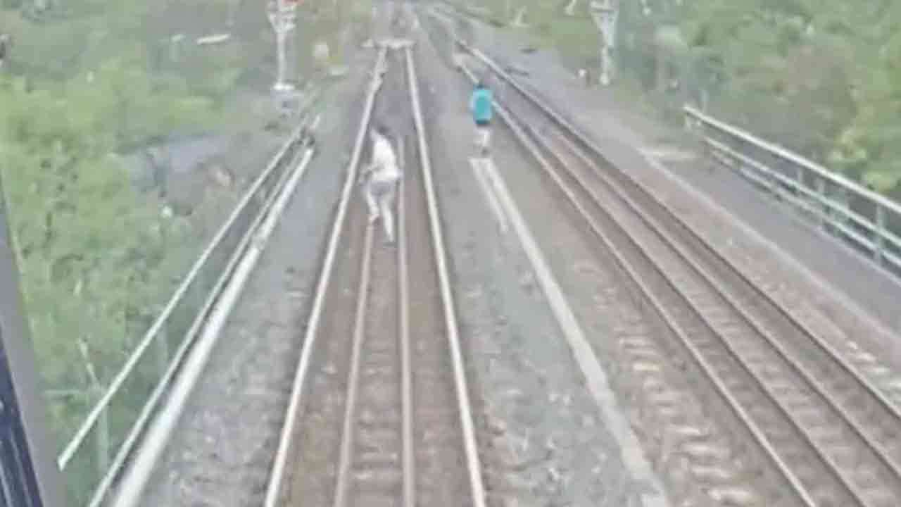 Train | కొంచెంలో మిస్.. లేదంటే ఆ పిల్లాడు రైలు కింద పడిపోయేవాడు.. వీడియో వైరల్