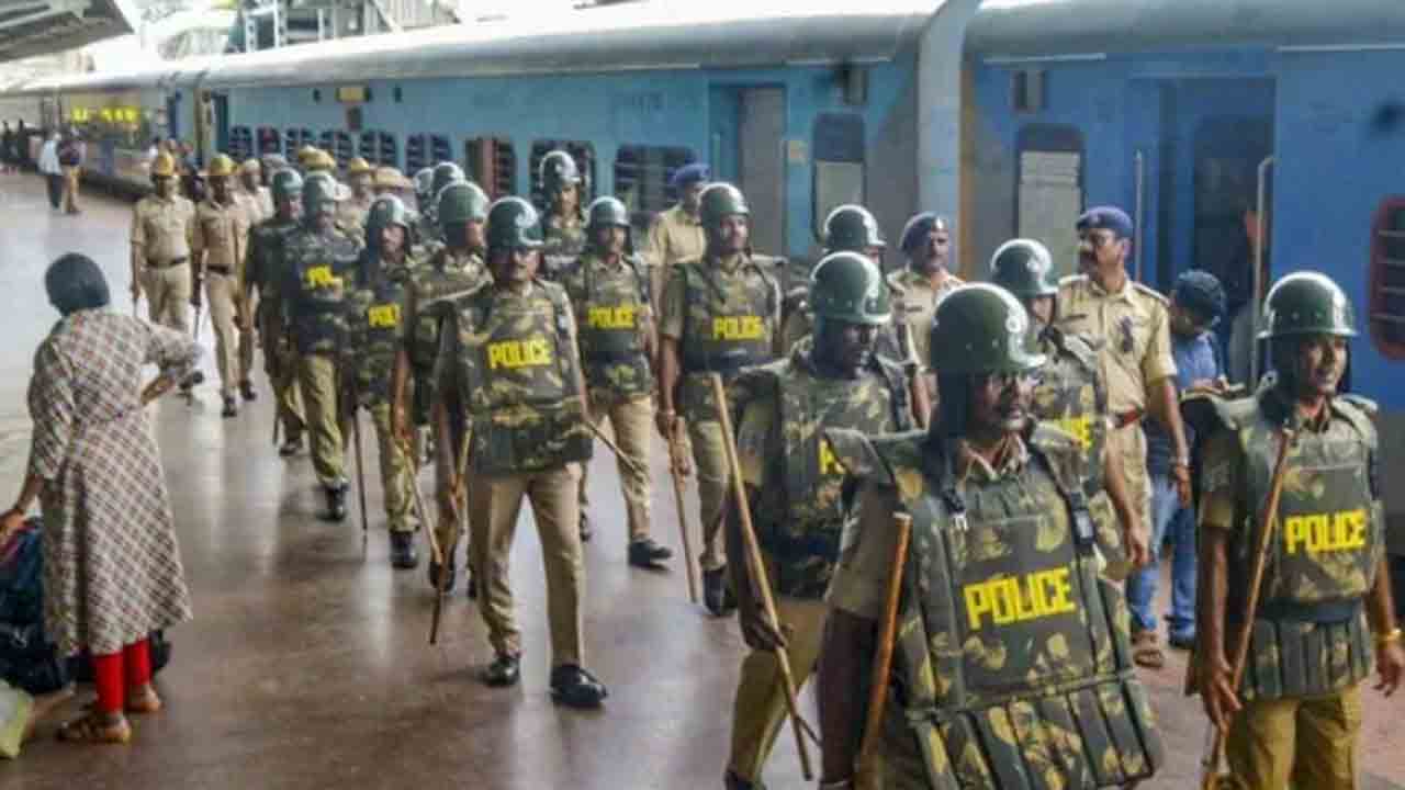 అగ్నిపథ్‌పై నిరసనలు… సోమవారం 595కు పైగా రైళ్లు రద్దు