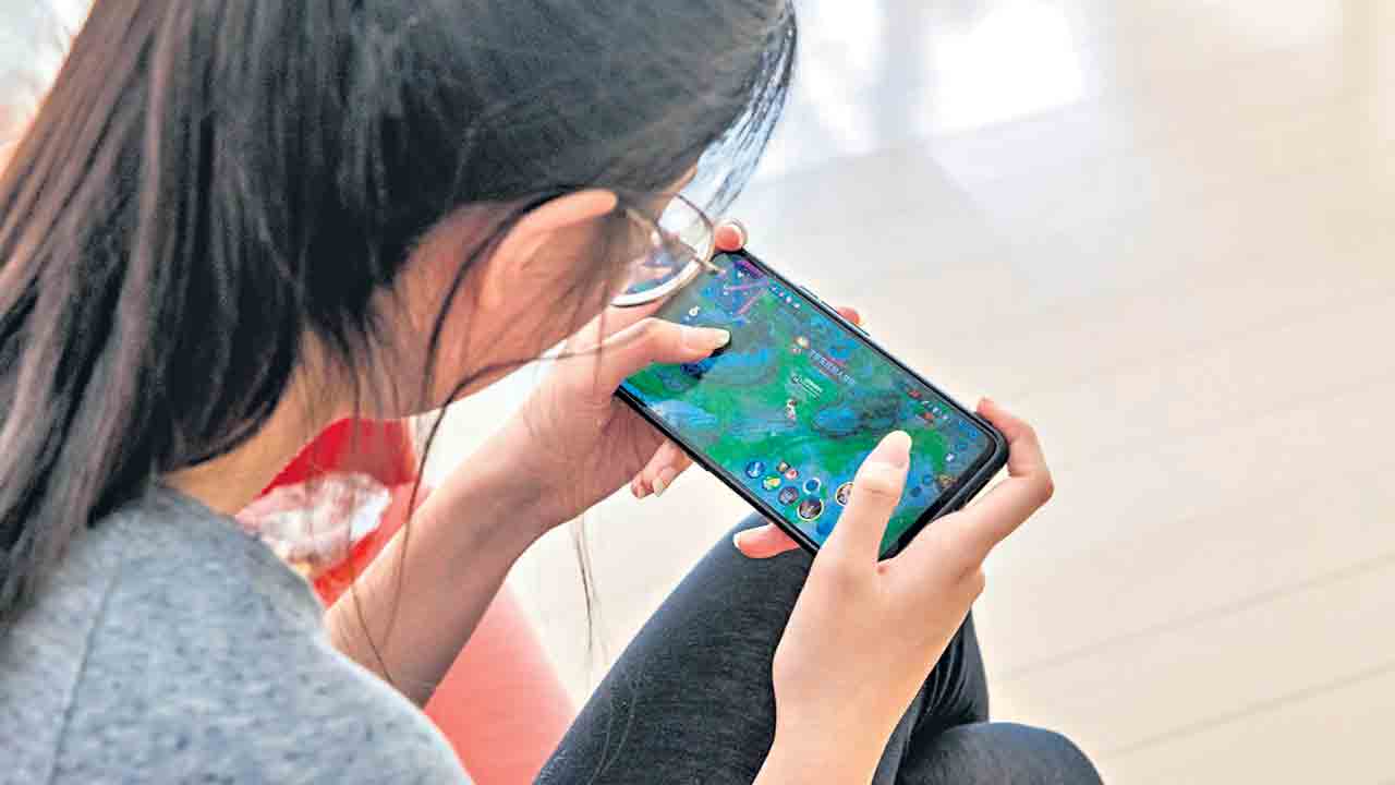 సెల్‌ఫోన్‌ ఉచ్చు.. బంధాల్లో చిచ్చు..