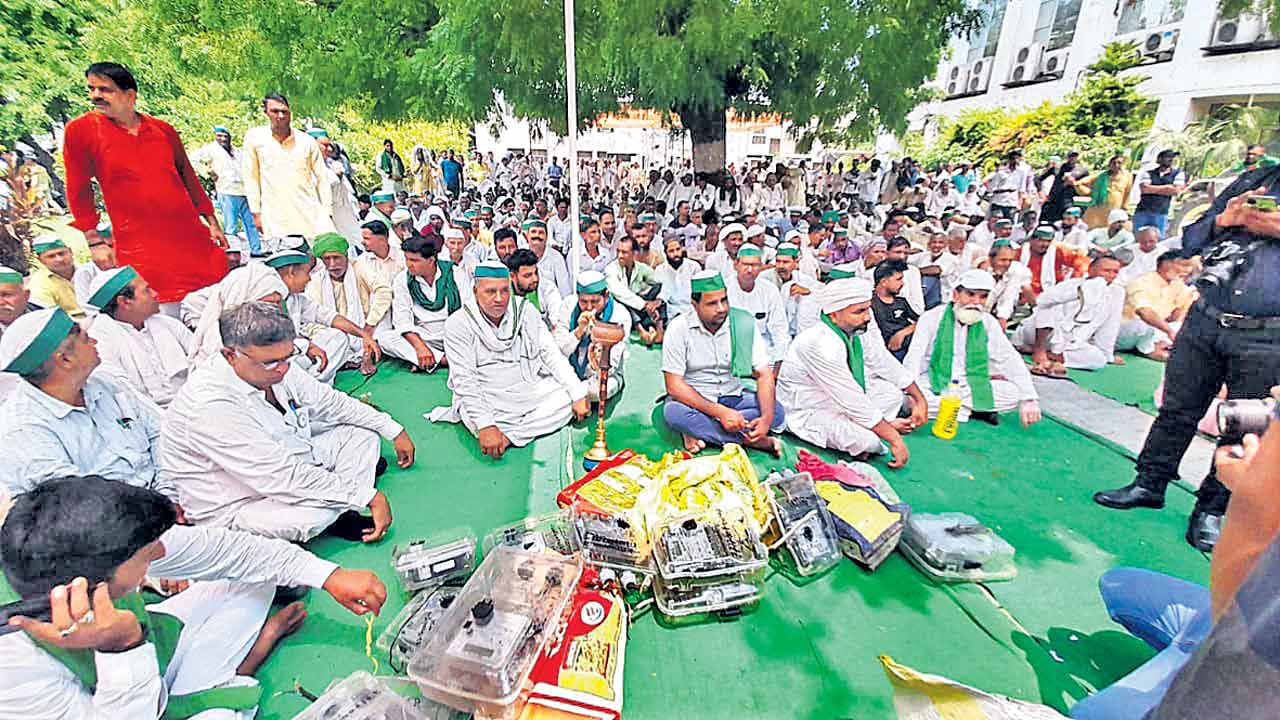 మీటర్లపై యూపీ రైతుల మహా ధర్నా