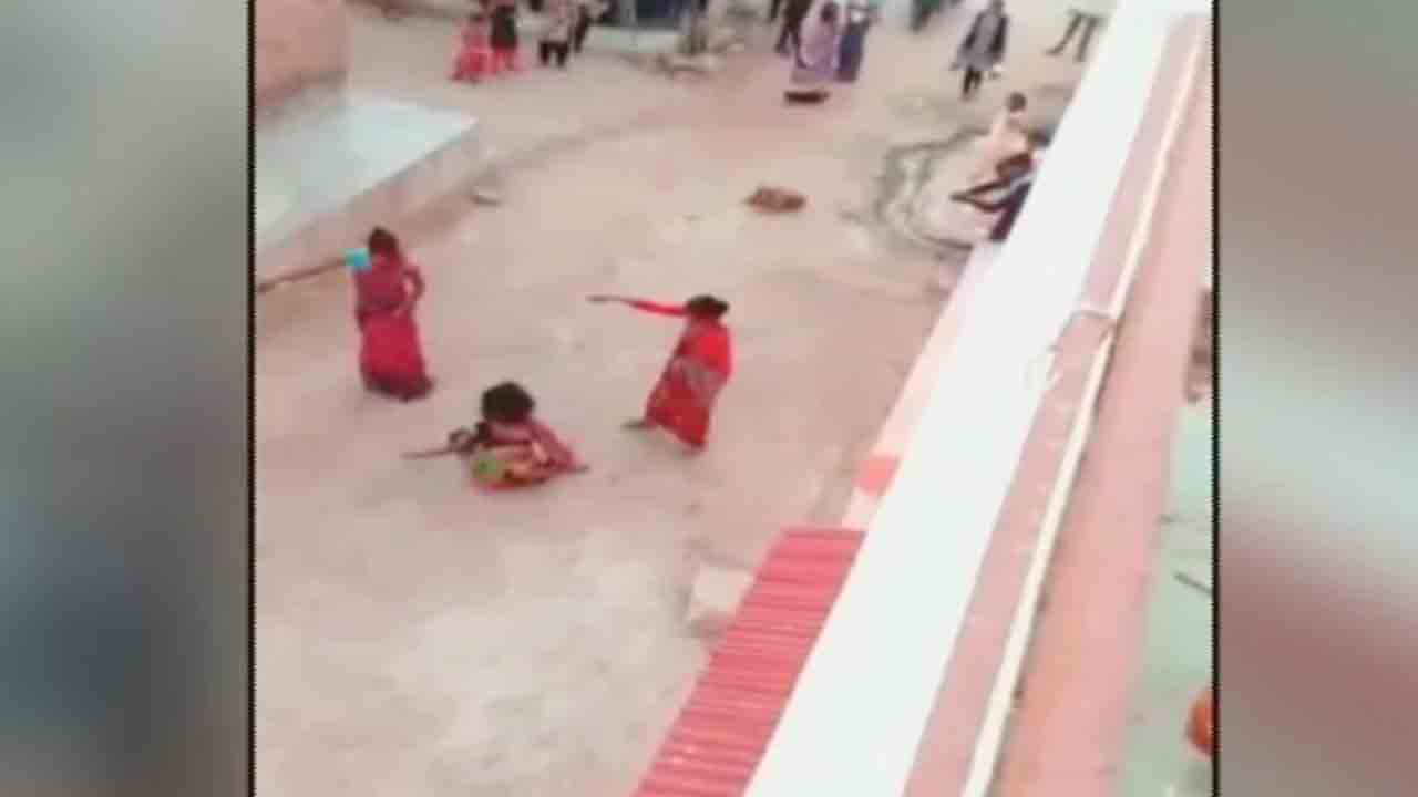 ఆడ పిల్లల్ని కన్నందుకు… మహిళను కొట్టి హింసించిన భర్త, అత్తమామలు