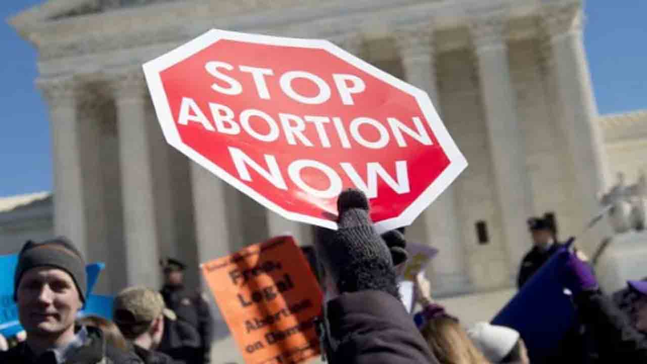 అమెరికా సుప్రీంకోర్టు చారిత్రక తీర్పు… 50 ఏళ్ల నాటి అబార్షన్‌ హక్కు రద్దు