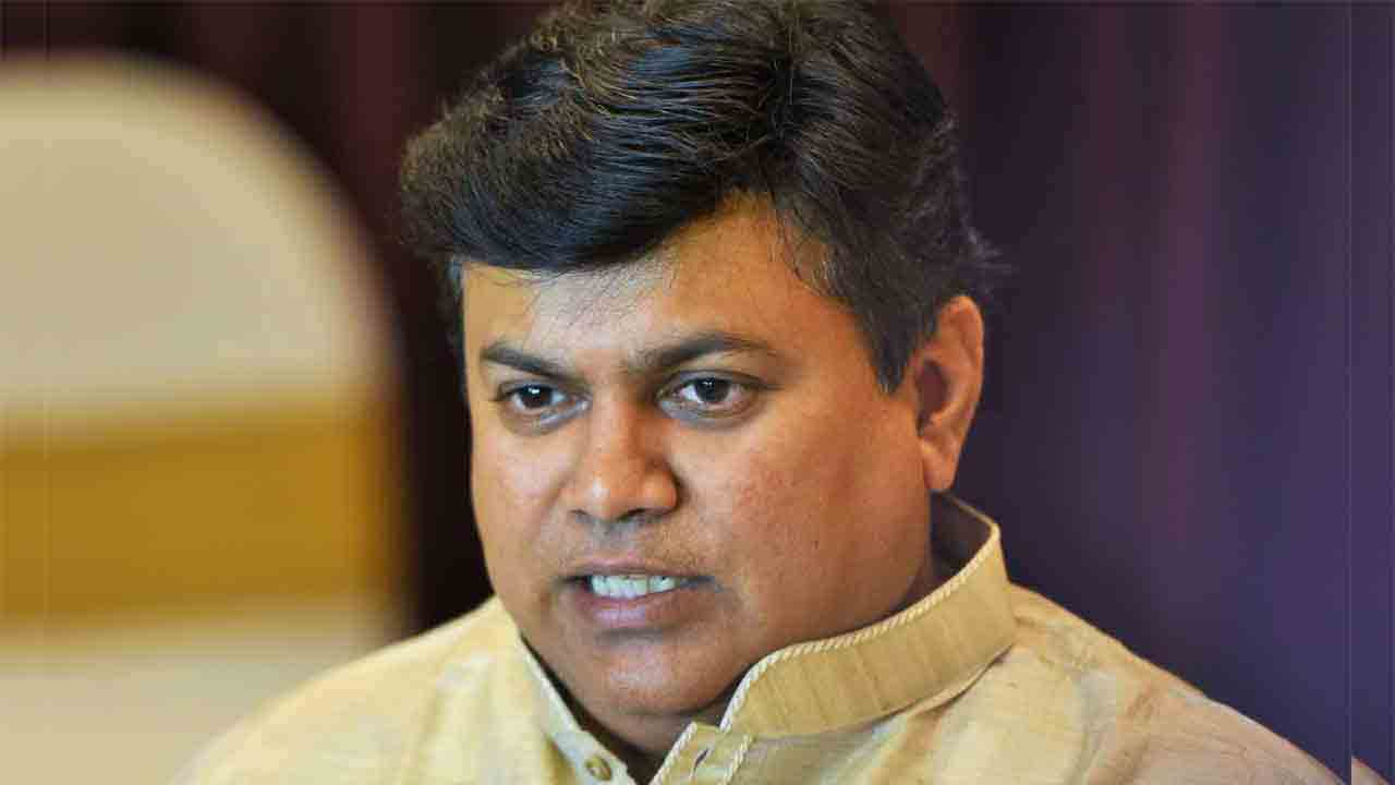 షిండే గూటికి మరో ఎమ్మెల్యే.. గౌహతికి ఉదయ్ సమంత్