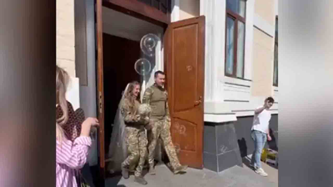 Watch: మిలిటరీ యూనిఫామ్‌లో… ఉక్రేనియన్ జంట వివాహం