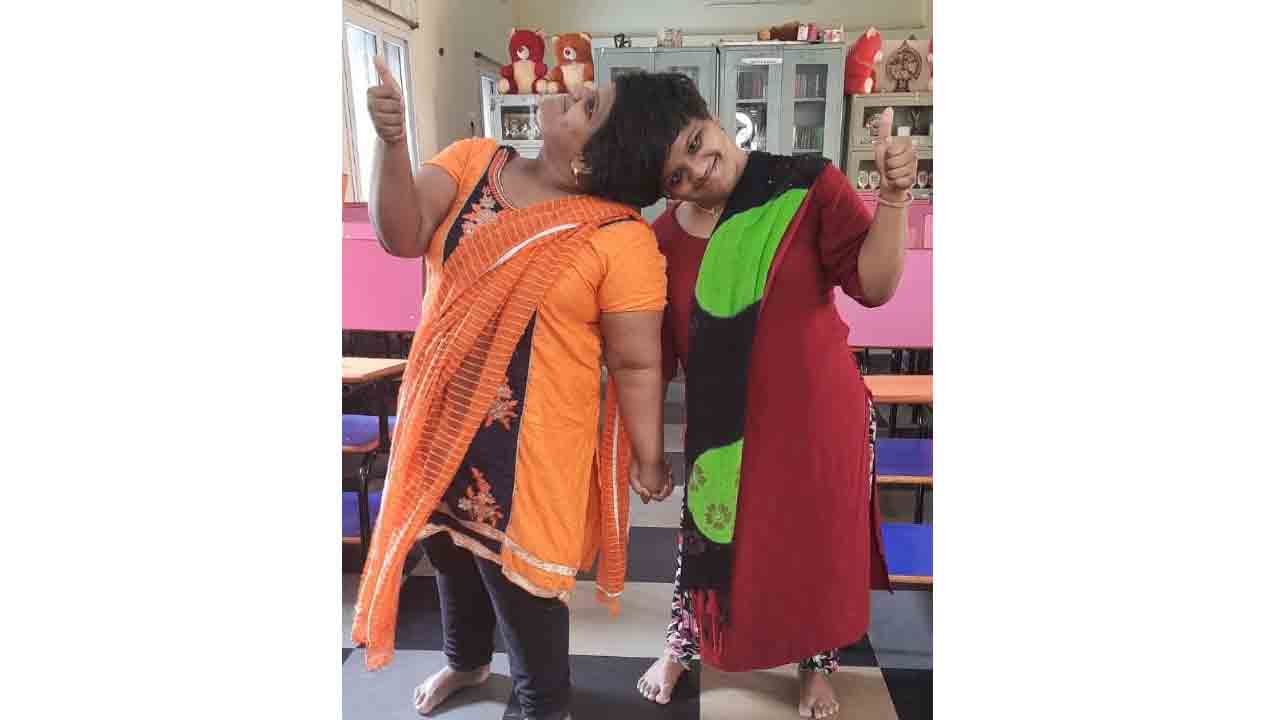 చదువుల తల్లి ముద్దుబిడ్డలు.. ఇంటర్‌లో ఫస్ట్‌క్లాస్‌ సాధించిన అవిభక్త కవలలు