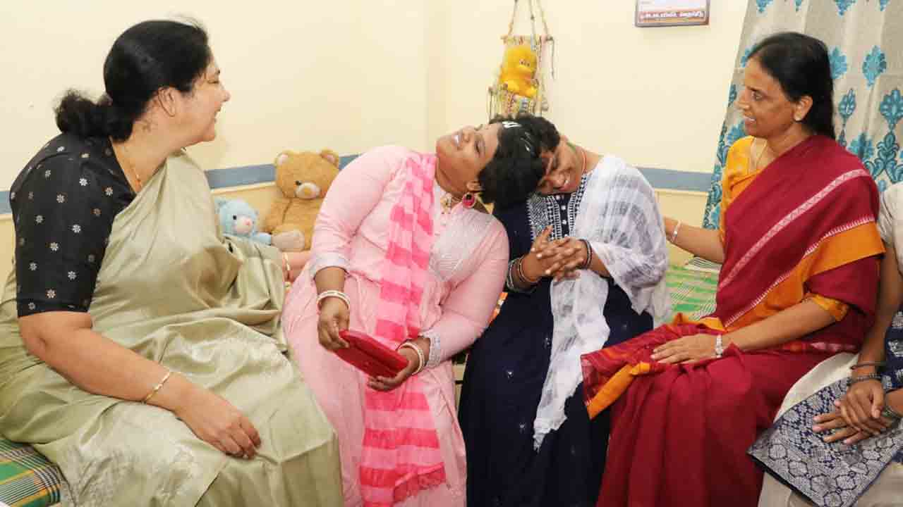 ఇంట‌ర్ ఫ‌లితాల్లో మెరిసిన ఆ అవిభ‌క్త క‌వ‌ల‌ల‌కు మంత్రుల అభినంద‌న‌లు