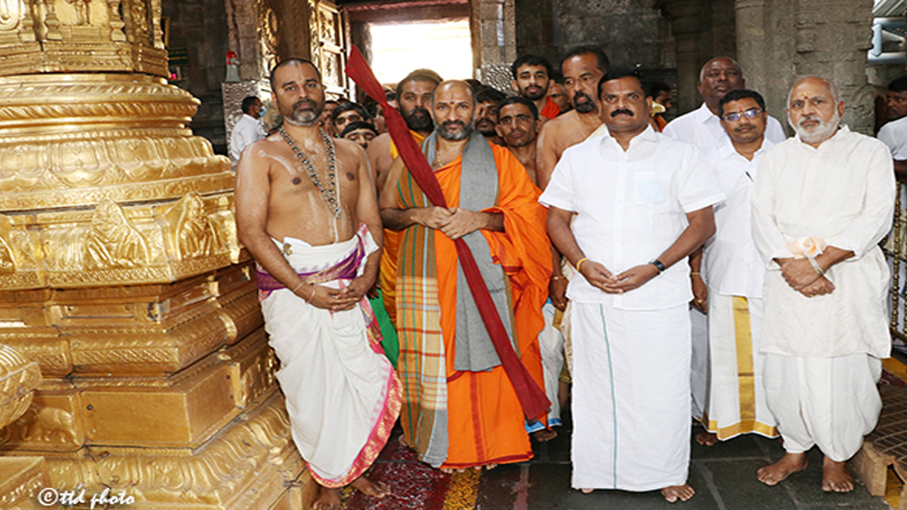 తిరుమ‌ల శ్రీ‌వారిని ద‌ర్శించుకున్న కుక్కి సుబ్ర‌మ‌ణ్య పీఠాధిప‌తి