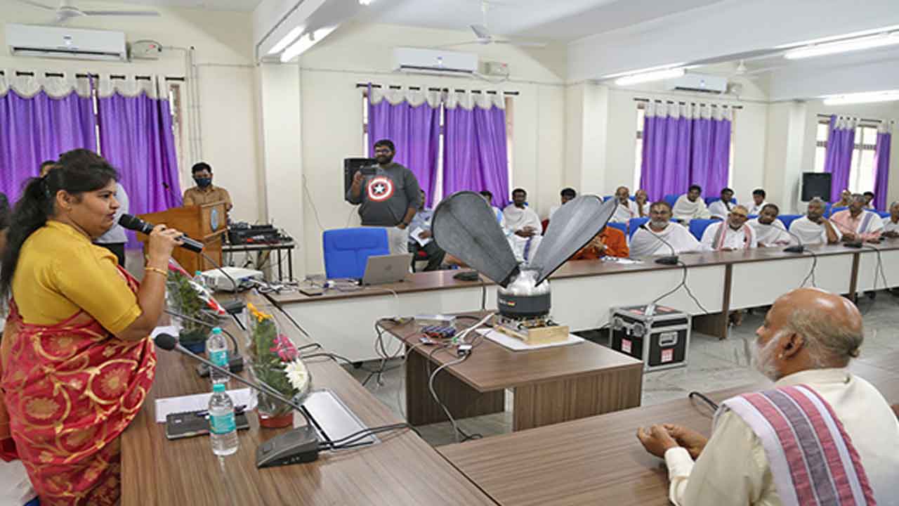 సమాజ ప్రయోజనాలకు వేదాలు, శాస్త్రాల జ్ఞానాన్ని కలపండి: టీటీడీ జేఈఓ