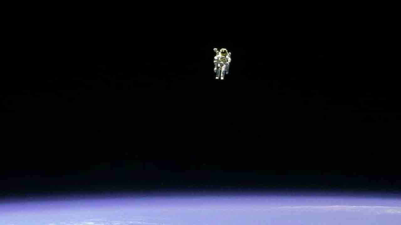 Viral Photo | అంతరిక్షంలో ఒంటరిగా ఉన్న వ్యోమగామి.. నెట్టింట వైరల్ అవుతున్న ఫొటో