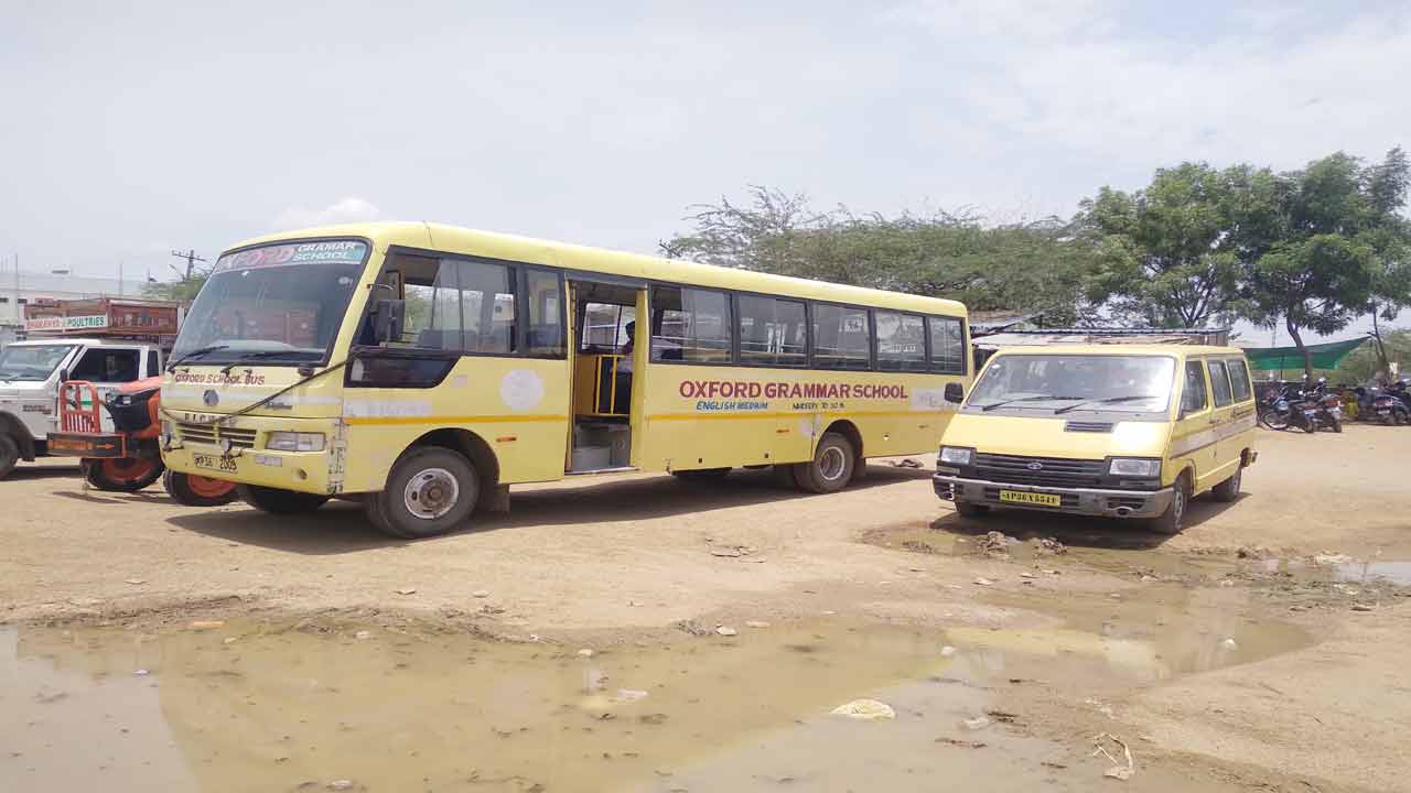 ఫిట్‌నెస్‌ లేకుండానే.. రోడ్లపైకి బడి బస్సులు