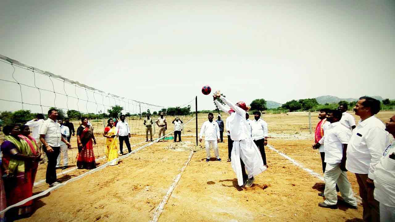 క్రీడాకారులను ప్రోత్సహించేందుకే..