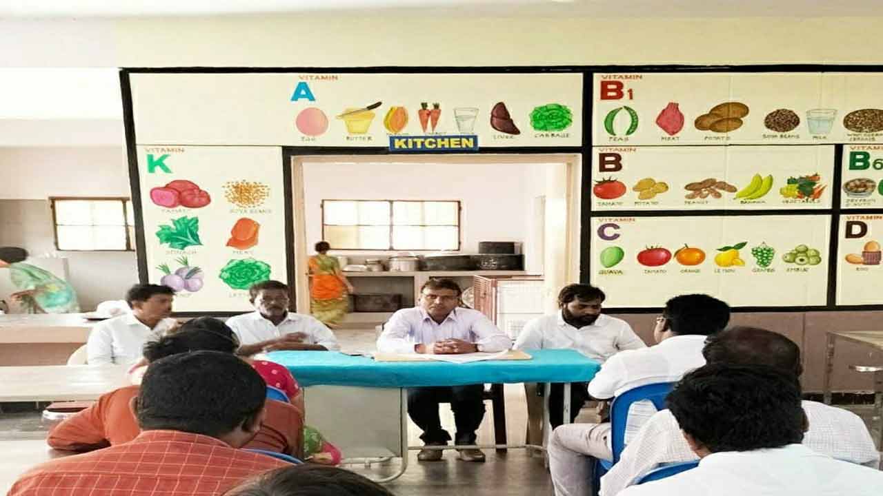 వసతి గృహాల్లో ప్రవేశాలు పెంచాలి