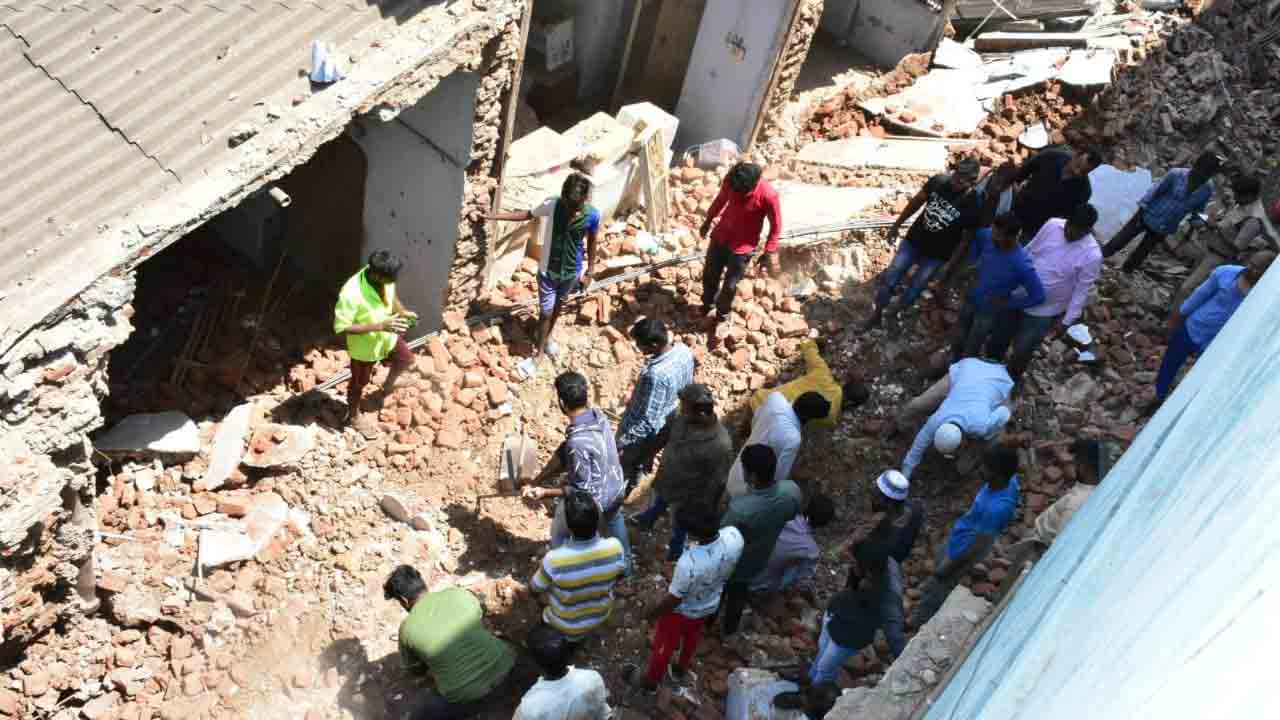 వ‌రంగ‌ల్‌లో పాత భ‌వ‌నం కూల్చేస్తుండ‌గా ప్ర‌మాదం.. ఇద్ద‌రు కార్మికులు మృతి