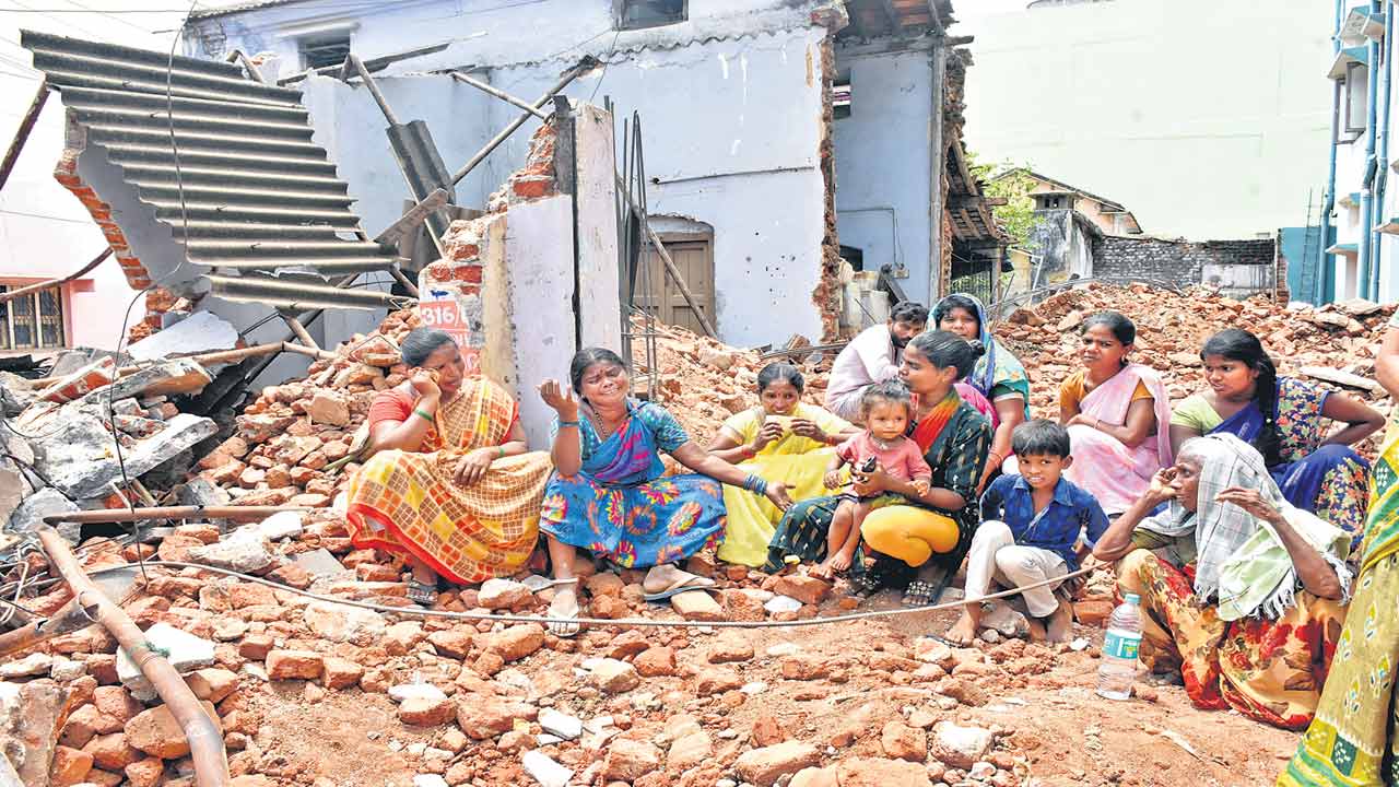 కూలిన బతుకులు