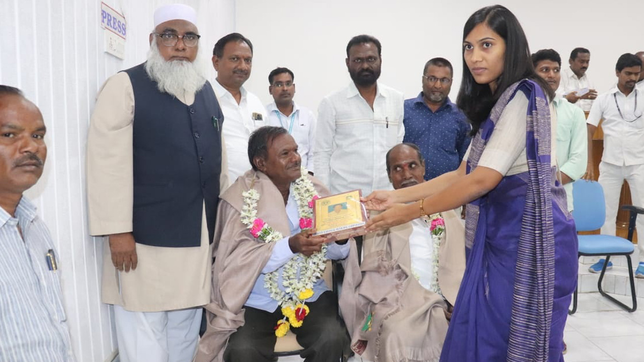 క్రీడాప్రాంగణాలను పూర్తిచేయాలి