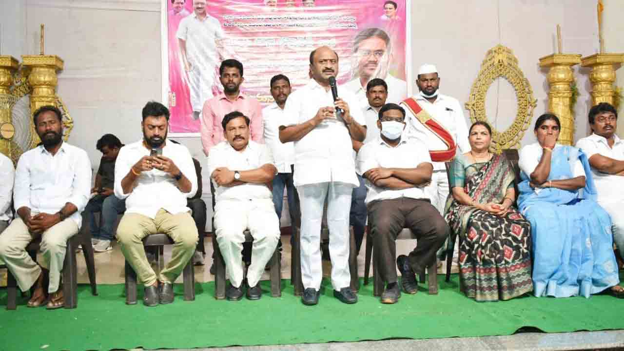 లక్ష్యంతో చదివి ఉద్యోగం సాధించాలి