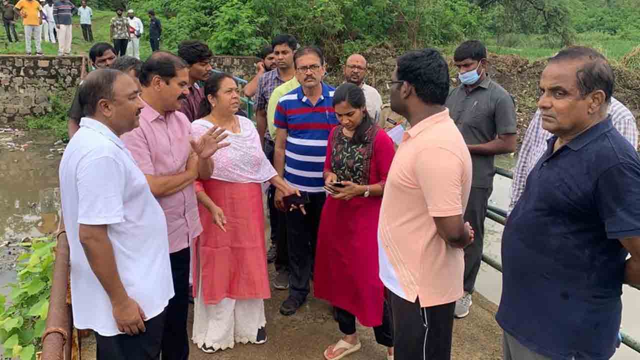 వరద నీరు సాఫీగా వెళ్లేలా చర్యలు తీసుకోవాలి