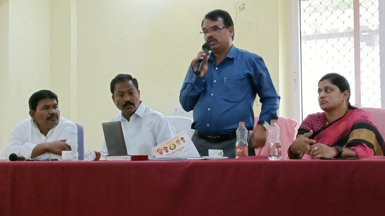 పట్టణాన్ని పరిశుభ్రంగా తీర్చిదిద్దాలి