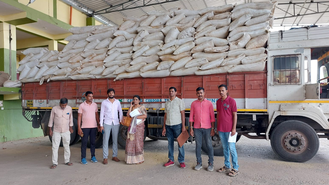 550 బస్తాల కల్తీ మిరప పొడి స్వాధీనం