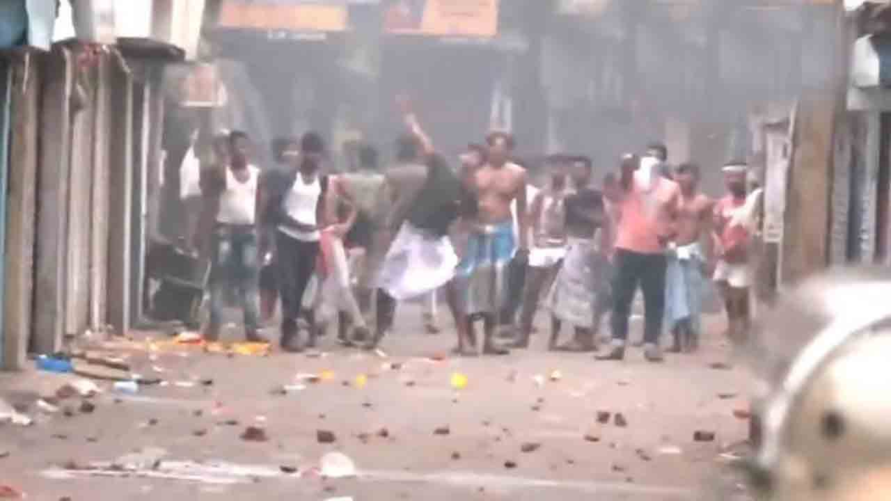 బెంగాల్‌లో పోలీసులపై రాళ్లు రువ్విన నిరసనకారులు