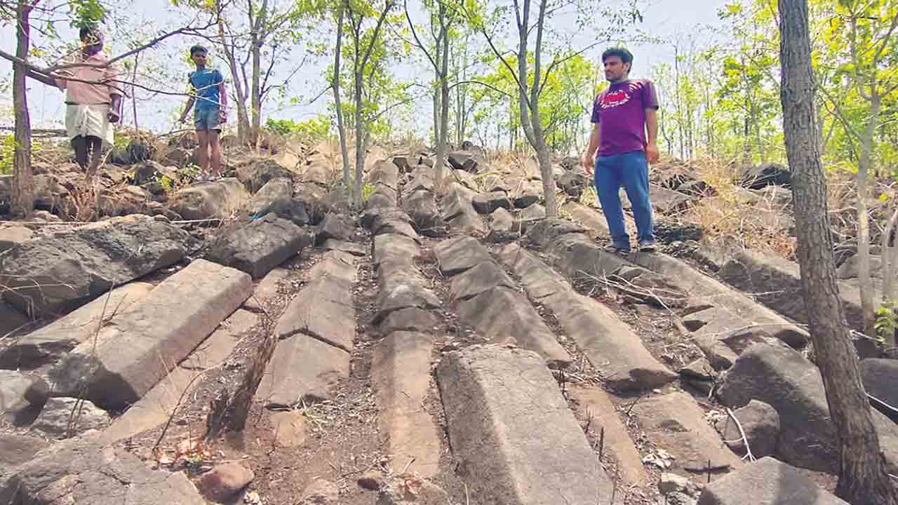 బోర్‌లాల్‌గూడ అడవిలో ప్రాకృతిక రాతిస్తంభాలు