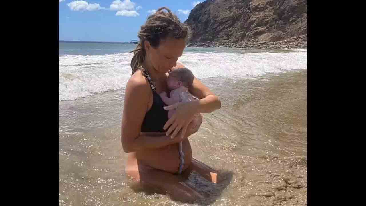 Viral Video | మహాసముద్రంలో.. ఎలాంటి సహాయం లేకుండా డెలివరీ.. పండంటి బిడ్డకు జన్మనిచ్చిన తల్లి