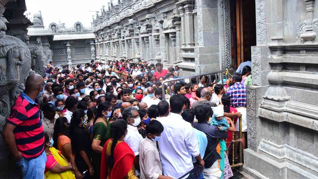 యాదాద్రీశుని దర్శనానికి పోటెత్తిన భక్తులు