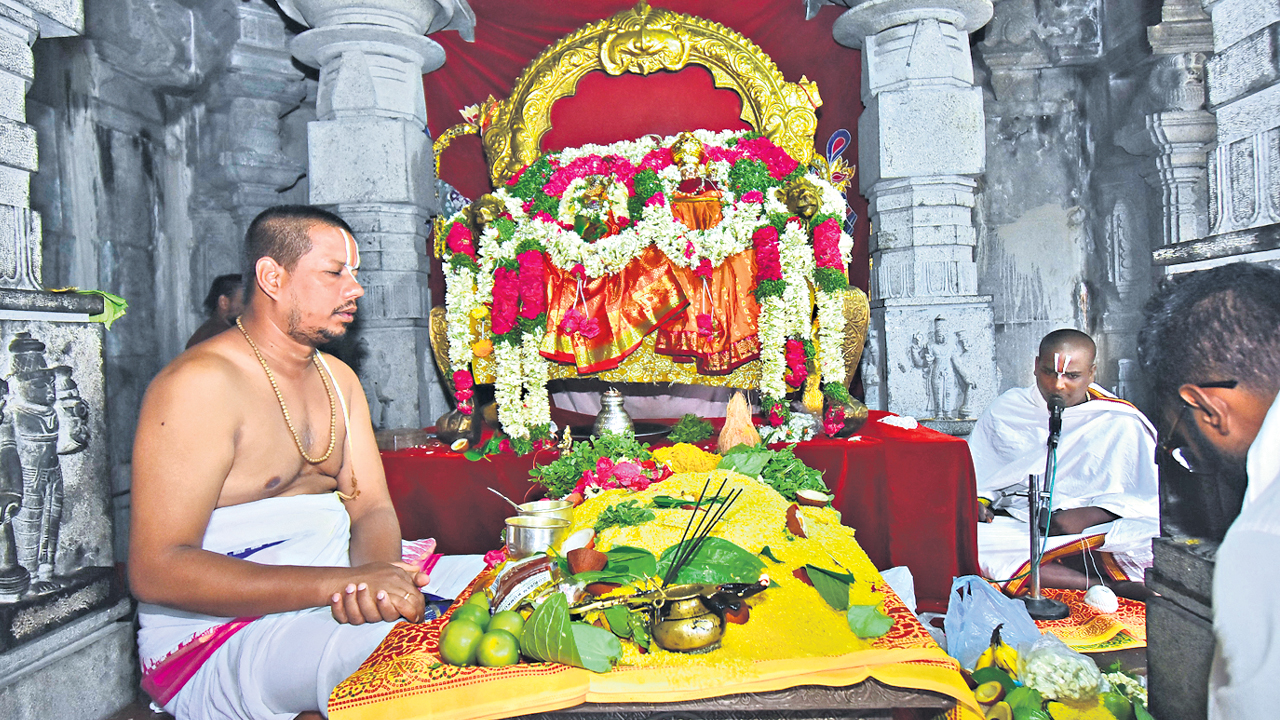 భక్తులతో కిటకిటలాడిన యాదగిరిగుట్ట