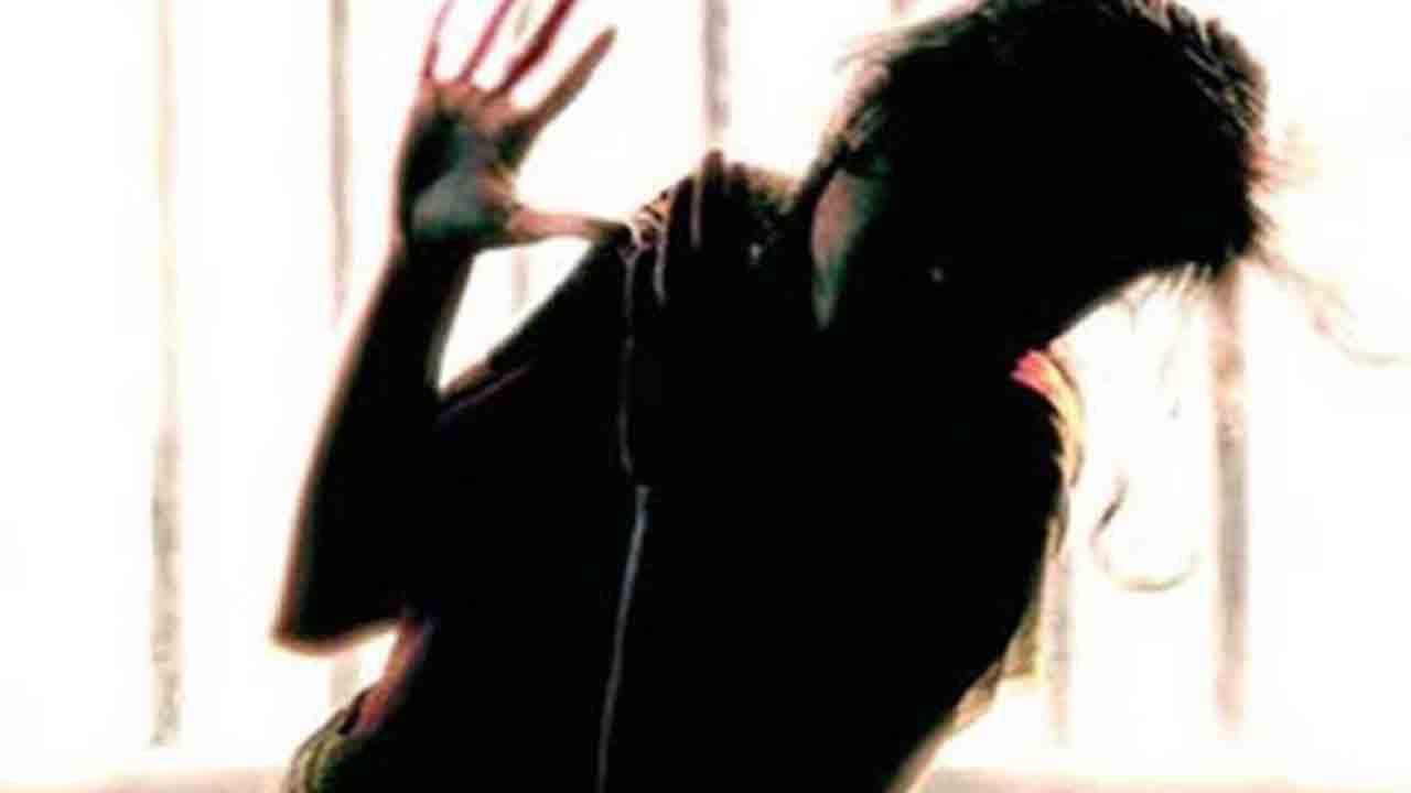 ఫోన్‌ నంబర్‌ ఇవ్వనందుకు.. పబ్‌లో యువతిపై దాడి..!