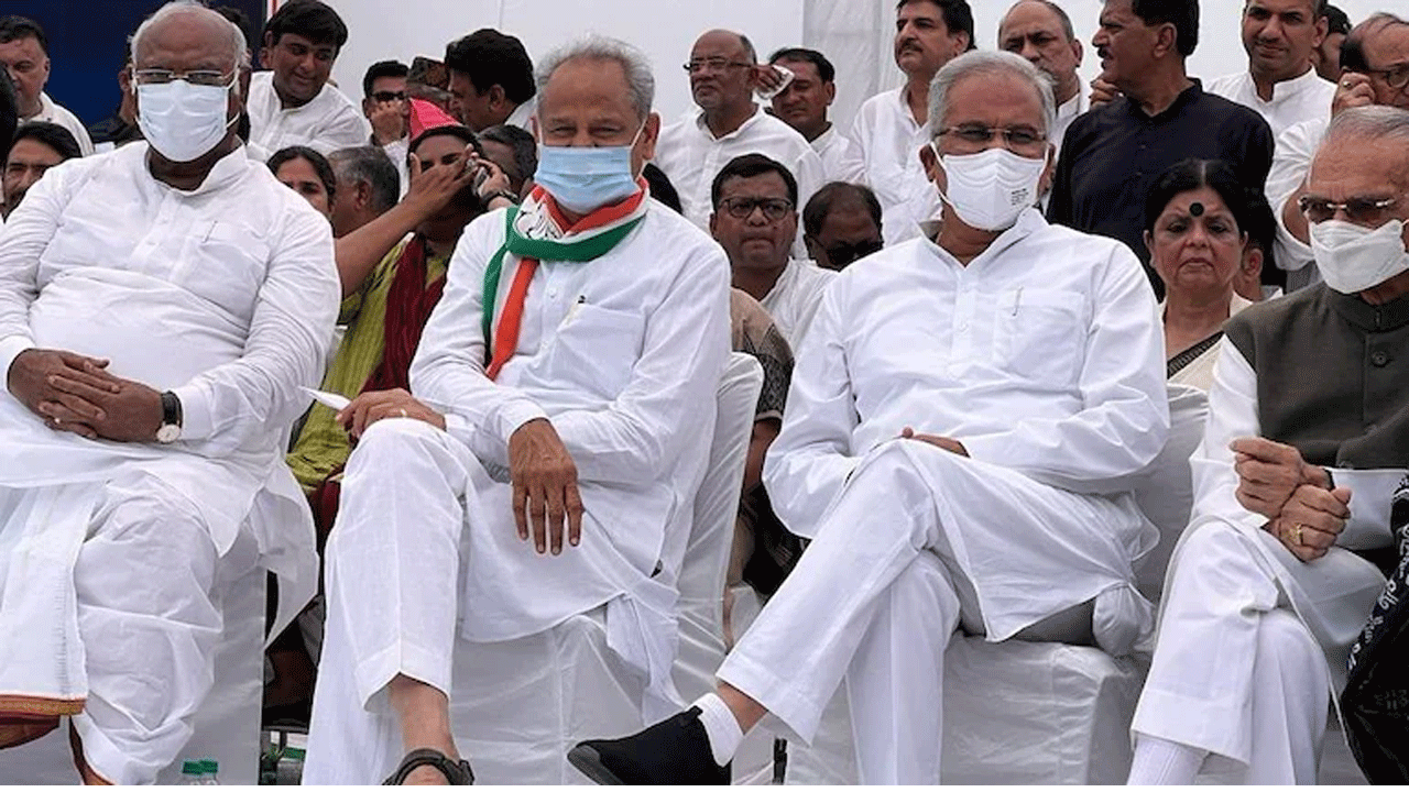 ఈడీ కార్యాల‌యంలో రాహుల్‌ గాంధీ  : జంత‌ర్ మంత‌ర్ వ‌ద్ద కాంగ్రెస్ నేత‌ల ధ‌ర్నా